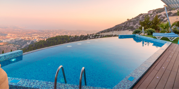 Piscine à débordement ou miroir